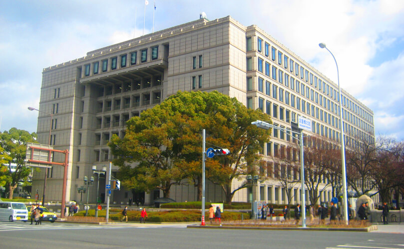 大阪市や横浜市などの地方公共団体と協働し、マリーナ運営や、事業展開を行っています