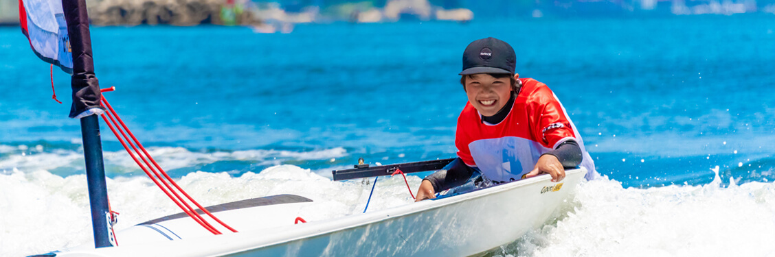 小学校・中学校などの教育機関と一緒に協働したマリンスポーツやヨットを通じて海にふれあう校外授業の企画と受託