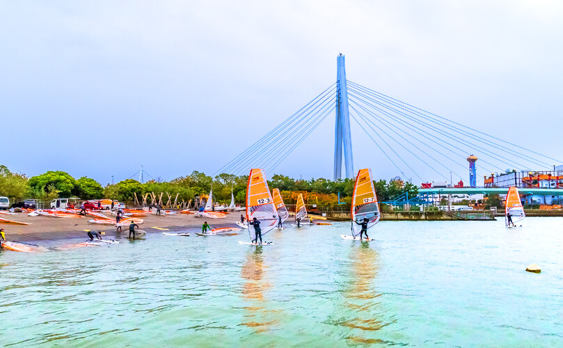 大阪北港セーリングゾーンではウィンドサーフィンの大会がおこなわれています 周辺事業者とともに運営しています