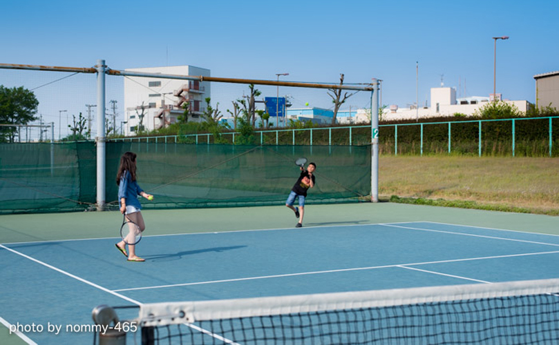大阪北港マリーナHULL内にあるレンタルのハードテニスコート