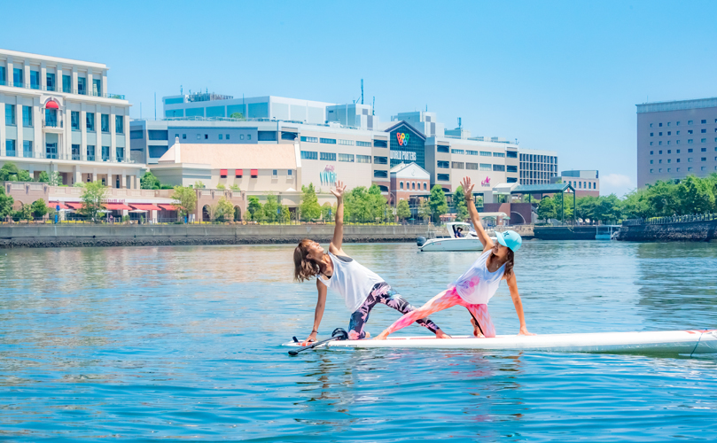 みなとみらいの横浜湾の上で女性に人気のサップヨガができます