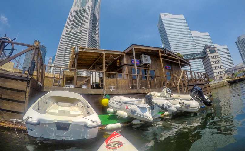 横浜港ボートパークのすぐ横にある横浜湾内にある艇庫