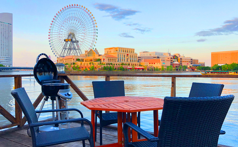 みなとみらいの景色を眺めながら、海に浮かぶ横浜港ボートパークの上でオーシャンビューバーベキューをすることができます